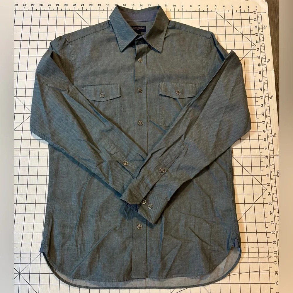 Banana Republic Men’s Size Small Grey Button‎ Down Shirt